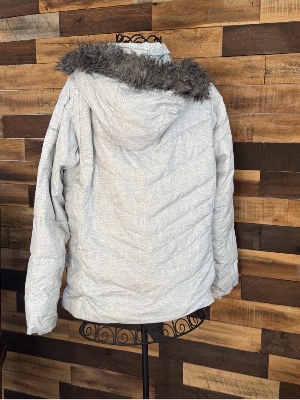 Columbia Light Gray Quilted Puffer Jacket with Faux-Fur Trim - Picture 2 of 6